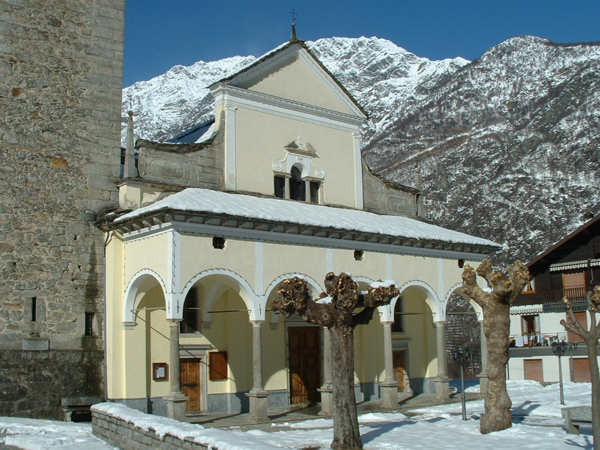 Chiesa alle pendici dei monti